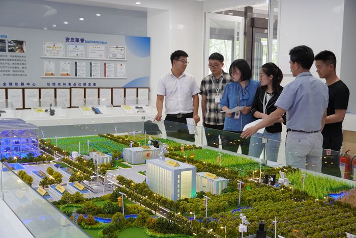 豪门国际总经理带领销售人员进行沙盘、水肥操作控制培训