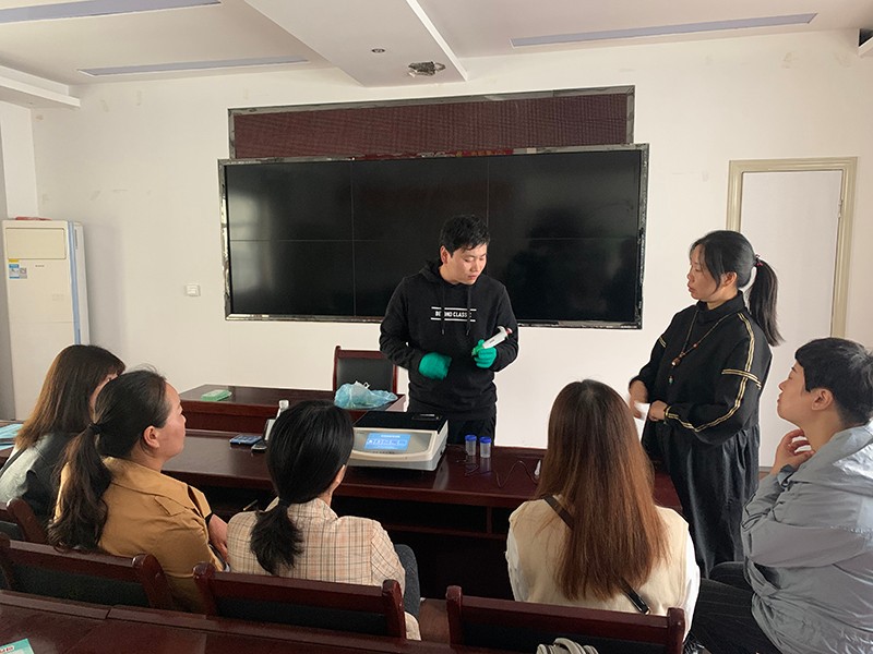 豪门国际售后在漯河市某农技服务单位开展农残速测仪技术培训